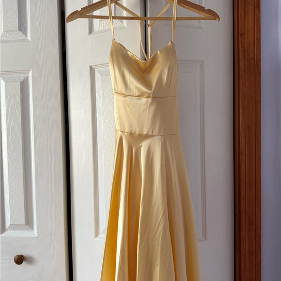 Faviana Open back Charmeuse Buttercream Gown Size: 10 - Picture 2 of 8